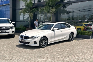 320i